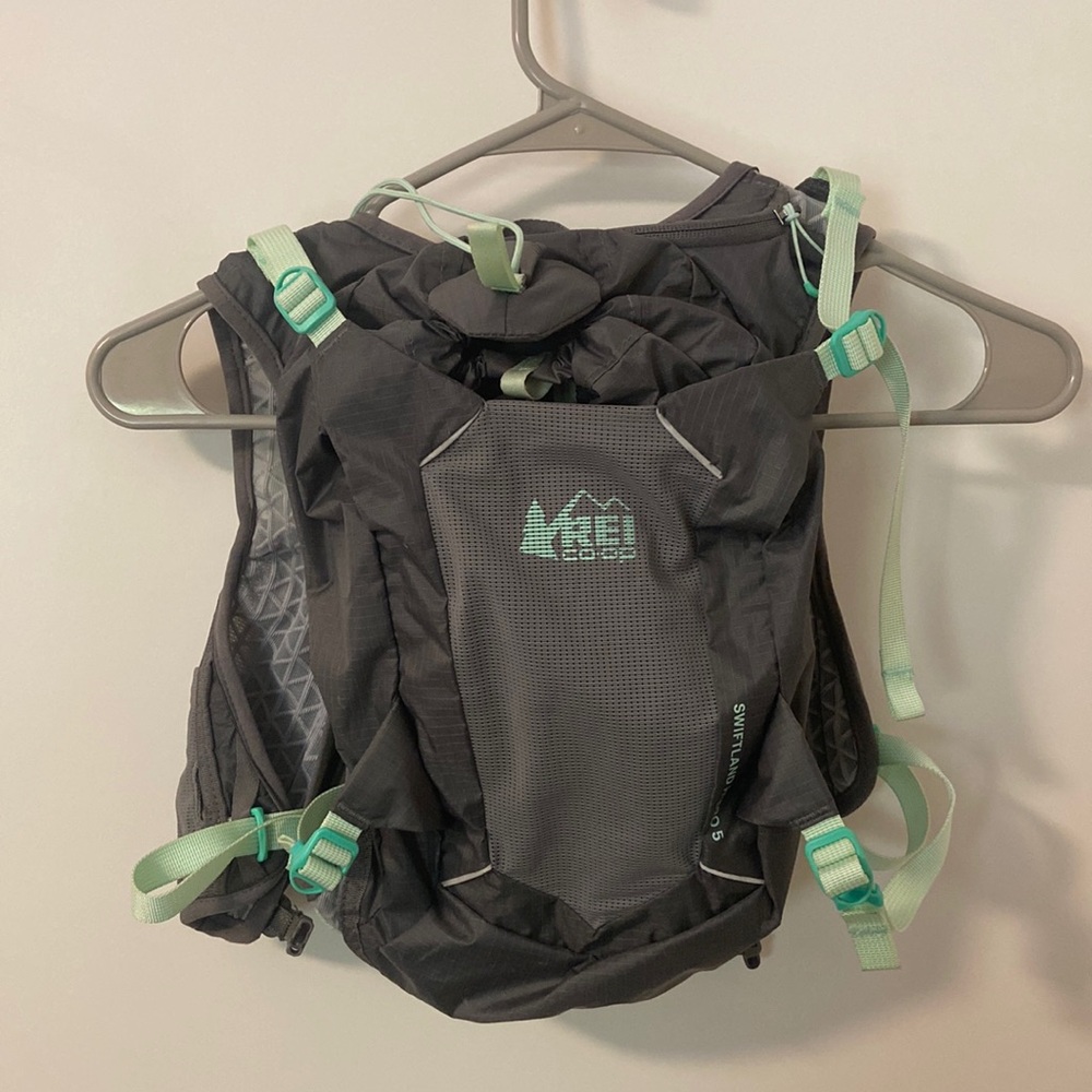 REI swiftland hydro 5 running and hiking vest s/xs